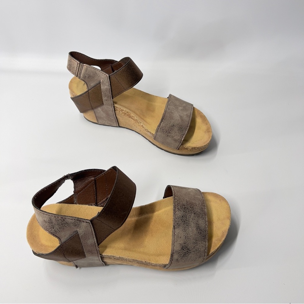 PIERRE DUMAS woman’s Heeled Wedge Chantal  Sandals Size 6